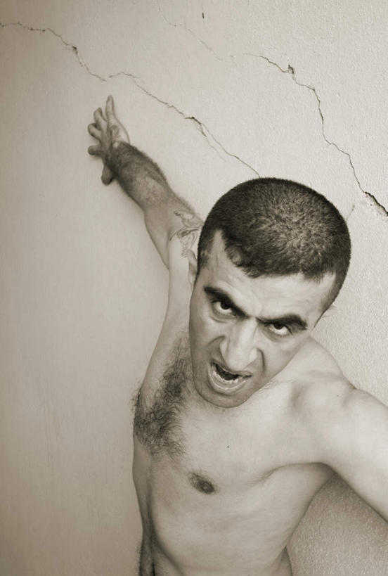 西方人,一个人,站,伸展双臂,竖图,俯视,室内,白天,欧洲,欧洲人,仅一个男性,仅一个人,墙,注视,裸露,墙壁,墙面,仅一个年轻男性,观察,看,站着,张嘴,观看,察看,关注,胸毛,裸,张大嘴巴,男人,男性,年轻男性,白种人,张开嘴,敞开双臂,伸开双臂,抬头,仰头,展开双肩,站立,张开手臂,张开双臂,半身,彩图,高角度拍摄