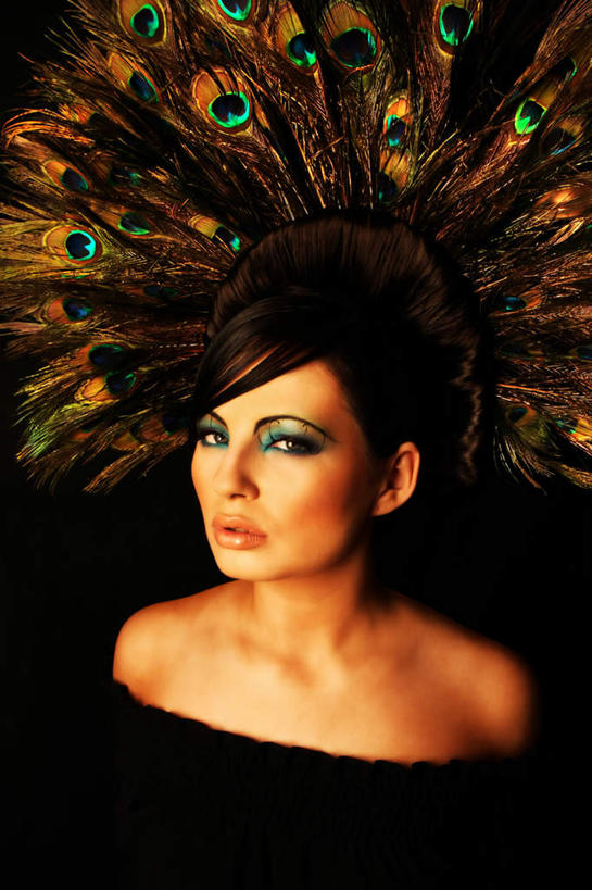西方人,一个人,站,竖图,室内,白天,正面,裙子,化妆,美容,孔雀,鸟,野生动物,羽毛,欧洲,欧洲人,仅一个年轻女性,仅一个女性,仅一个人,护肤,黑色背景,连衣裙,轻盈,柔软,装饰,鸟类,美丽,注视,黑色,动物,抹胸,观察,看,站着,保养,享受,休闲,放松,可爱,保健,摄影,活泼,影棚,观看,华丽,修饰,吉祥,点缀,察看,关注,华贵,善良,养颜,轻柔,衬托,美观,雅致,雅观,抹胸裙,越鸟,百鸟之王,年轻女性,女人,女性,白种人,站立,半身,彩图,影棚拍摄,拍摄