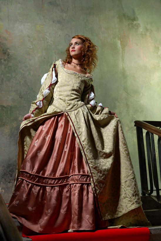 西方人,一个人,栏杆,站,竖图,室内,白天,正面,晚礼服,楼梯,纺织品,欧洲,欧洲人,仅一个年轻女性,仅一个女性,仅一个人,装饰,扶手,毛毯,毯子,阶梯,墙,围栏,注视,护栏,墙壁,墙面,台阶,纺织,红色,垫子,观察,看,站着,温暖,观看,华丽,修饰,点缀,察看,关注,公主,燕尾服,皇室,衬托,美观,雅致,雅观,年轻女性,女人,女性,白种人,抬头,仰头,站立,彩图,全身,晚宴服,舞会服,洋服,洋装,夜礼服