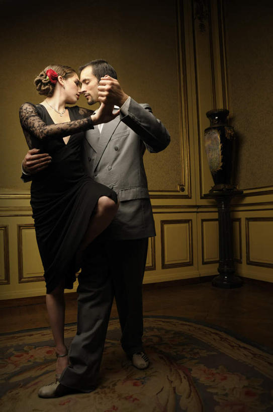 西方人,两个人,站,抱,竖图,室内,白天,正面,高跟鞋,鞋,裙子,西装,爱情,鞋子,纺织品,欧洲,欧洲人,连衣裙,套装,正装,装饰,毛毯,毯子,墙,皮革,浪漫,职业装,相视,墙壁,墙面,纺织,垫子,站着,温暖,温馨,面对面,恩爱,恋人,抱着,对视,华丽,修饰,点缀,和睦,搂着,相对,相看,衬托,美观,雅致,雅观,男人,男性,年轻女性,女人,女性,中年男性,白种人,情侣,怀抱,搂,搂抱,相抱,拥抱,站立,彩图,全身,皮鞋,伴侣,融洽