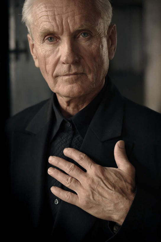 西方人,脸,头,脸颊,一个人,祖父,站,竖图,室内,特写,白天,正面,西装,欧洲,欧洲人,仅一个男性,仅一个人,套装,正装,注视,职业装,观察,看,站着,仅一个老年男性,观看,犯罪,察看,犯法,关注,老年男性,男人,男性,白种人,头部,脸部,脸蛋,面部,站立,半身,彩图