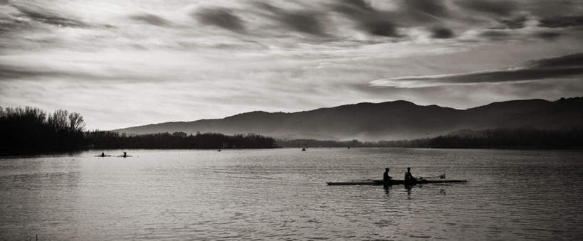 西方人,两个人,伙伴,朋友,坐,横图,室外,白天,侧面,旅游,度假,友谊,湖,湖泊,美景,日落,山,山脉,树林,水,植物,欧洲,欧洲人,波纹,船桨,湖面,景观,山峰,水流,水面,晚霞,霞光,落日,涟漪,山峦,娱乐,东方明珠,树,树木,蓝色,绿色,蓝天,水纹,天空,自然,黄昏,波浪,湖水,群山,天,享受,休闲,景色,彩霞,放松,生长,成长,自然风光,木排,东方明珠广播电视塔,东方明珠电视塔,木筏,水晕,夕照,友情,男人,男性,年轻男性,白种人,夕阳,坐着,彩图,全身,斜阳