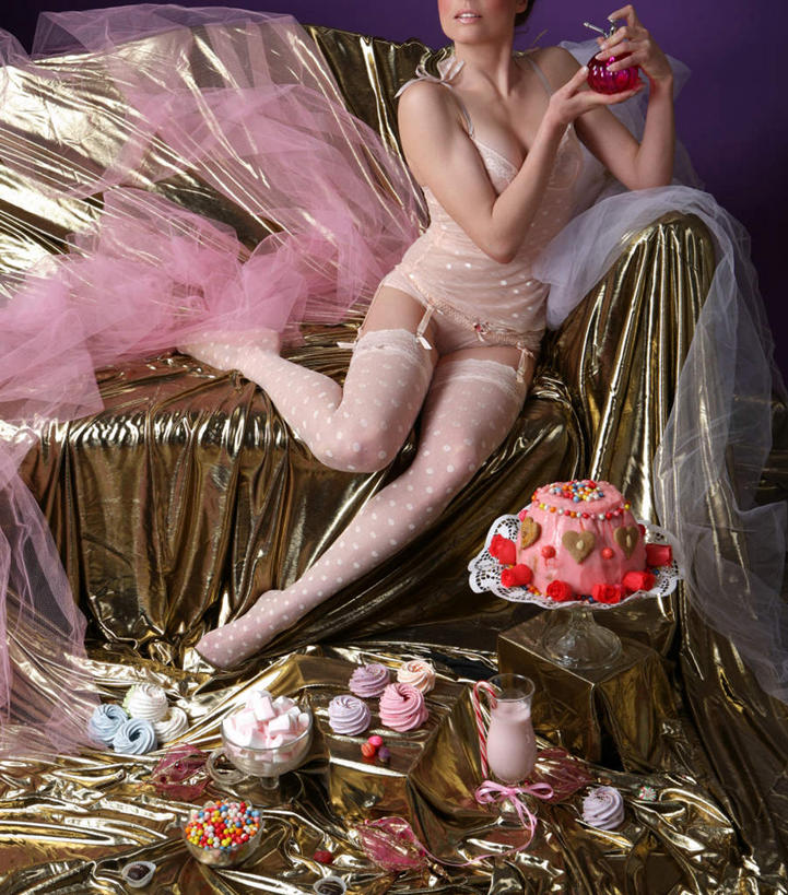 点心,西方人,一个人,坐,竖图,室内,特写,白天,正面,裙子,下午茶,沙发,餐具,欧洲,欧洲人,仅一个年轻女性,仅一个女性,仅一个人,握,内衣,碟子,盘,丝绸,丝带,陶瓷,食品,糖,糖果,甜点,甜品,缎带,陶瓷制品,拿,拿着,绸带,食物,糕点,盘子,容器,碟,碗,甜食,握着,短裙,储藏,五颜六色,储存,彩虹糖,五彩缤纷,布艺沙发,芭蕾舞裙,芭蕾裙,亵服,年轻女性,女人,女性,白种人,坐着,半身,彩图,贮存,蛋糕