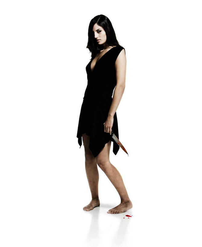 西方人,脸,头,脸颊,一个人,竖图,室内,白天,白色背景,正面,裙子,竞争,欧洲,欧洲人,仅一个年轻女性,仅一个女性,仅一个人,对抗,连衣裙,冲突,血,刀具,注视,破坏,刀,观察,看,武器,战争,摄影,影棚,观看,损坏,察看,滴,攻击,威胁,对立,关注,矛盾,兵器,防御,敌对,挫败,斗争,抗拒,抗衡,凶器,杀伤,威慑,危险,年轻女性,女人,女性,白种人,头部,脸部,脸蛋,面部,彩图,全身,影棚拍摄,拍摄,匕首