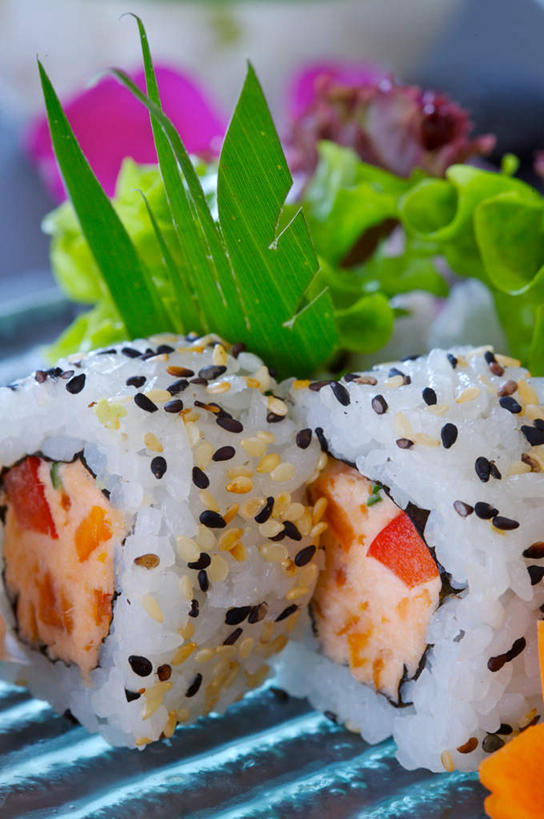 帆船,米饭,寿司,无人,竖图,俯视,室内,特写,白天,烹饪,船,叶子,一排,模糊,整齐,芝麻,日本料理,料理,食品,绿叶,饭,菜肴,美食,食物,排列,交通工具,日式料理,日式,嫩叶,佳肴,五谷,队列,载具,醋饭,蟹肉棒,脂麻,胡麻,白麻,巨胜子,油麻,含糊,恍惚,模胡,依稀,隐约,四喜饭,叶,叶片,彩图,高角度拍摄