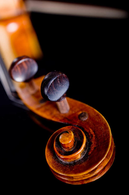 无人,竖图,俯视,室内,特写,白天,模糊,木制,乐器,弦乐器,小提琴,木制品,弓拉弦乐器,弓拉弦鸣乐器,含糊,恍惚,模胡,依稀,隐约,彩图,高角度拍摄