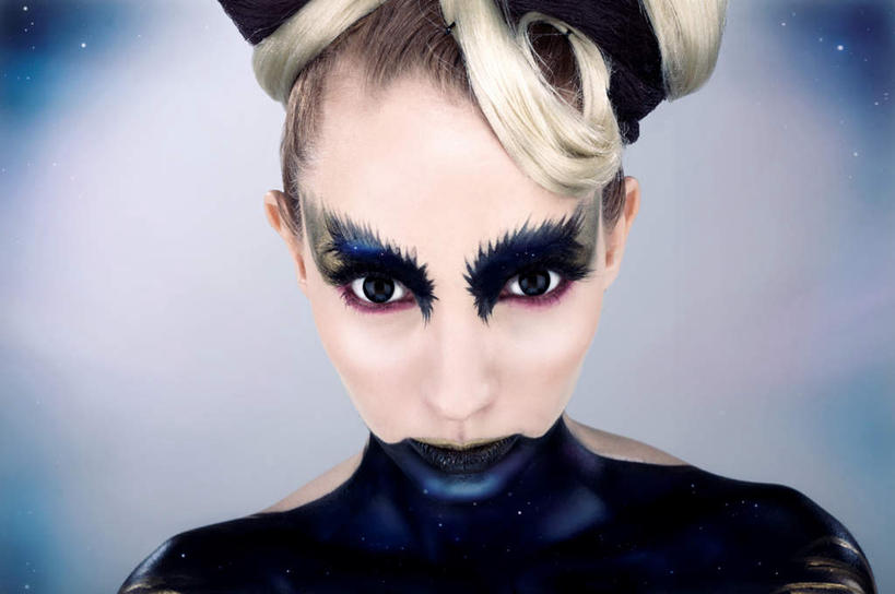 西方人,脸,头,脸颊,一个人,横图,室内,特写,白天,白色背景,正面,欧洲,欧洲人,仅一个年轻女性,仅一个女性,仅一个人,白色,黑色,摄影,影棚,颜料,盘发,瞪眼,怒视,年轻女性,女人,女性,白种人,头部,长发,脸部,脸蛋,面部,半身,彩图,影棚拍摄,拍摄