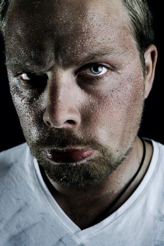 西方人,胡须,一个人,竖图,室内,特写,白天,正面,欧洲,欧洲人,仅一个男性,仅一个人,仅一个中年男性,黑色背景,服装,休闲装,衣服,白色,休闲,疲倦,休闲服,斜视,摄影,服饰,肮脏,影棚,疲劳,疲惫,鄙视,瞪眼,困乏,怒视,邋遢,疲乏,藐视,讽刺,蔑视,嘲笑,委顿,疲困,疲顿,疲钝,倦怠,怠倦,龌龊,污秽,恶浊,男人,男性,中年男性,白种人,胡子,络腮胡,半身,彩图,影棚拍摄,拍摄