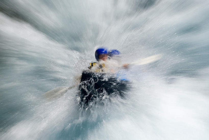 划船,皮划艇,西方人,一个人,横图,俯视,室外,白天,锻炼,运动,水,船,欧洲,欧洲人,仅一个男性,仅一个人,一艘,飞溅,湍急,溅,液体,水滴,水珠,仅一个年轻男性,交通工具,喷洒,载具,荡舟,体育,男人,男性,年轻男性,白种人,彩图,高角度拍摄,全身,健身