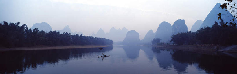 无人,横图,全景,室外,白天,正面,旅游,度假,河流,美景,山,山脉,水,天际线,植物,鸟,丽江,中国,亚洲,平静,鸬鹚,鸟类,河水,景观,山峰,水流,山峦,娱乐,捕鱼,云南,树,树木,一只,绿色,倒影,天空,自然,群山,天,享受,休闲,景色,放松,生长,成长,宁静,倒映,自然风光,鱼鹰,水老鸦,东亚,木筏,云南省,中华人民共和国,西南地区,滇,丽江市,反照,彩图