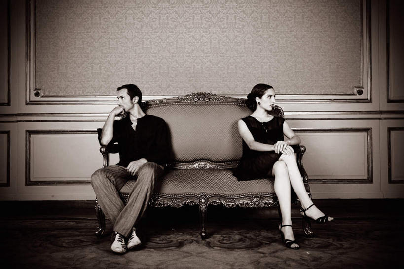 西方人,两个人,坐,横图,黑白,室内,白天,正面,爱情,沙发,卧室,欧洲,欧洲人,生气,浪漫,注视,观察,看,温暖,温馨,恩爱,愤怒,恋人,观看,和睦,察看,气愤,吵架,发怒,关注,情绪,脾气,布艺沙发,忿怒,怨恨,强烈,负气,怄气,激动,男人,男性,年轻男性,年轻女性,女人,女性,白种人,情侣,坐着,全身,睡房,卧房,伴侣,融洽