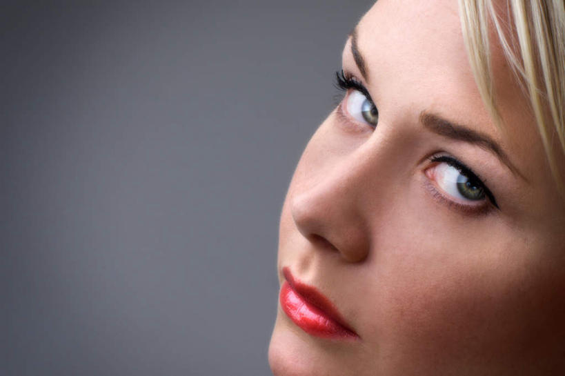 西方人,脸,头,眼睛,鼻子,嘴,脸颊,眉毛,睫毛,一个人,模特,横图,室内,特写,白天,侧面,欧洲,欧洲人,瞳孔,仅一个年轻女性,仅一个女性,仅一个人,灰色背景,注视,蓝色,观察,看,眼部,摄影,影棚,观看,察看,红唇,关注,尤物,年轻女性,女人,女性,白种人,头部,鼻,睫,脸部,脸蛋,眉,面部,眼,眼睫毛,眼眉,嘴巴,嘴唇,模特儿,半身,彩图,影棚拍摄,拍摄,眼眉毛,佳丽,丽人,美人