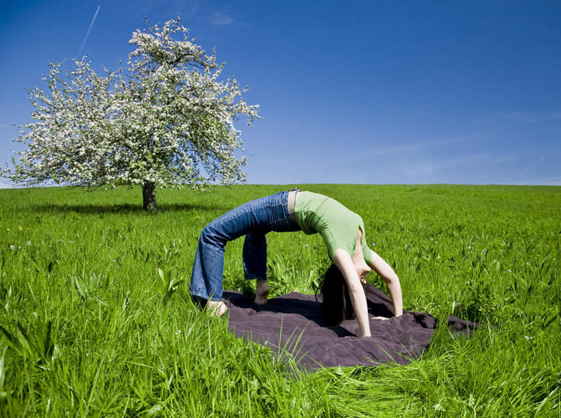 西方人,一个人,横图,室外,白天,正面,锻炼,瑜伽,运动,草地,草坪,树林,植物,欧洲,欧洲人,仅一个年轻女性,仅一个女性,仅一个人,阴影,服装,光线,影子,休闲装,草,树,树木,衣服,蓝色,绿色,蓝天,天空,阳光,自然,天,休闲,休闲服,养生,服饰,生长,晴朗,成长,下腰,万里无云,体育,年轻女性,女人,女性,白种人,晴空,晴空万里,彩图,全身,健身