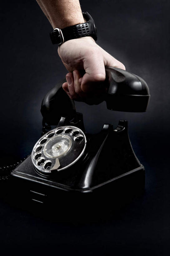 西方人,手,一个人,打电话,竖图,室外,白天,正面,电话,欧洲,欧洲人,仅一个男性,仅一个人,握,时间,时钟,手表,拿,计时,拿着,通讯设备,仅一个年轻男性,话筒,钟表,手部,表,电话线,握着,腕表,交流,听筒,男人,男性,年轻男性,白种人,电话机,钟,沟通,通话,半身,彩图