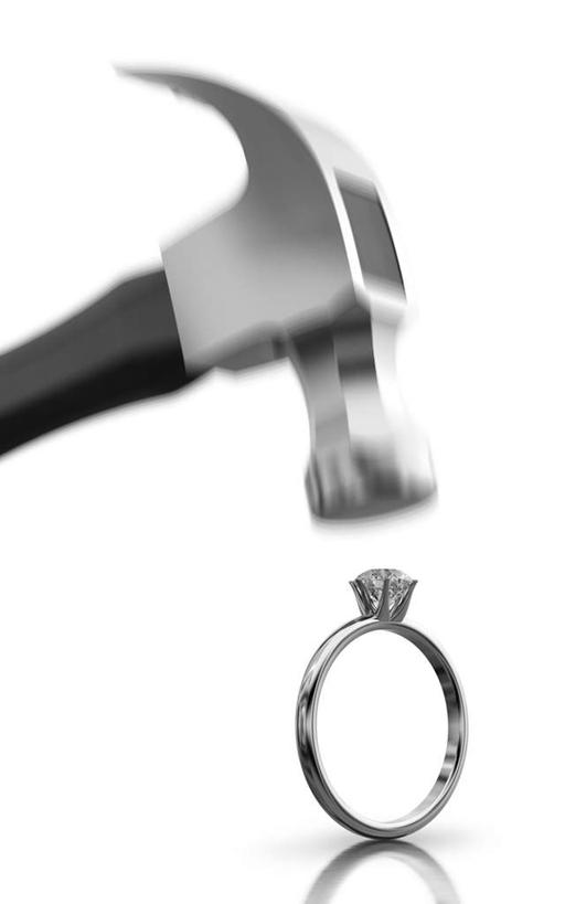 无人,竖图,室内,白天,正面,爱情,奢侈,珠宝,敲打,锤子,工具,矿石,榔头,浪漫,钻石,装饰品,戒指,饰品,首饰,恩爱,金刚石,昂贵,坚硬,信物,五金,贵重,宝石,变形,紧固,权利,矫正,坚定,塑形,信念,牢固,手饰,约定,宝贵,彩图