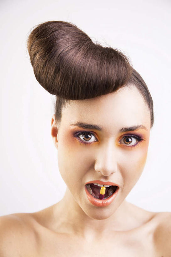 西方人,脸,头,脸颊,一个人,站,竖图,俯视,室内,白天,安全,单杠,房间,欧洲,欧洲人,仅一个女性,仅一个人,阴影,光线,药剂,药丸,影子,墙,防护,注视,药片,裸露,墙壁,墙面,药品,观察,看,站着,张嘴,仅一个中年女性,治疗,赤裸,观看,保护,药物,察看,医疗,关注,裸,保险,预防,张大嘴巴,一粒,平安,女人,女性,中年女性,白种人,头部,脸部,脸蛋,面部,张开嘴,站立,半身,彩图,高角度拍摄