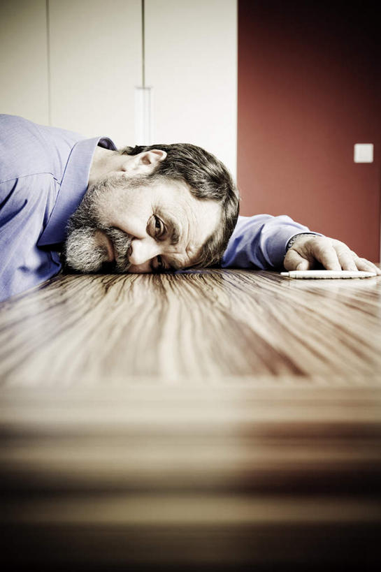 西方人,胡须,一个人,竖图,俯视,室内,白天,地板,门,卧室,欧洲,欧洲人,仅一个男性,仅一个人,仅一个中年男性,阴影,服装,光线,影子,墙,灯光,地面,注视,休闲装,木地板,墙壁,墙面,衣服,门框,观察,回头,看,趴着,转头,休闲,休闲服,服饰,观看,察看,关注,男人,男性,中年男性,白种人,胡子,络腮胡,趴,半身,彩图,高角度拍摄,睡房,卧房