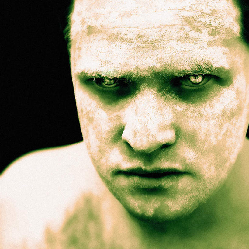 西方人,脸,头,脸颊,赤膊,一个人,站,方图,俯视,室内,白天,房间,欧洲,欧洲人,仅一个男性,仅一个人,仅一个中年男性,阴影,光线,影子,墙,灯光,墙壁,墙面,站着,生病,白癜风,男人,男性,中年男性,白种人,头部,脸部,脸蛋,面部,站立,半身,彩图,高角度拍摄