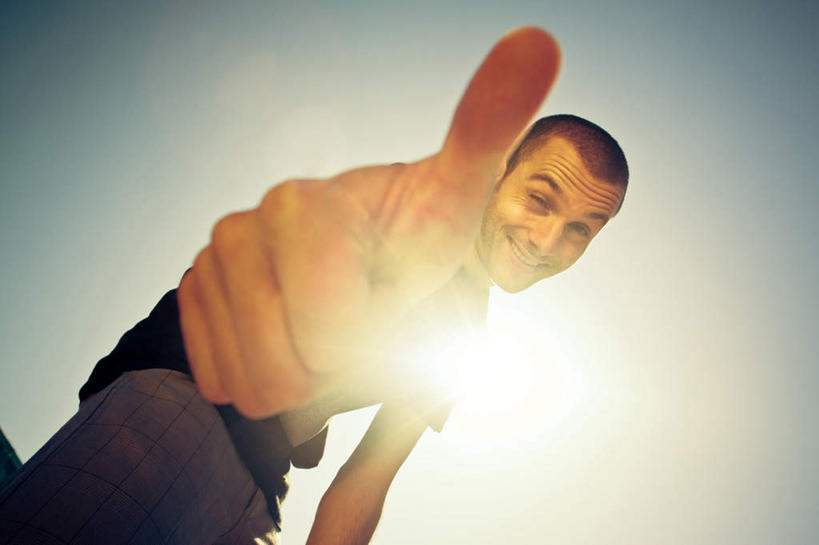 西方人,手,一个人,站,笑,微笑,露齿笑,横图,室外,白天,仰视,欧洲,欧洲人,仅一个男性,仅一个人,仅一个中年男性,弯腰,阴影,服装,裤子,光线,影子,地面,注视,休闲装,一个,衣服,阳光,观察,看,伸,站着,休闲,手部,休闲服,服饰,单个,观看,屈,察看,关注,弯身,男人,男性,中年男性,白种人,站立,半身,彩图,低角度拍摄