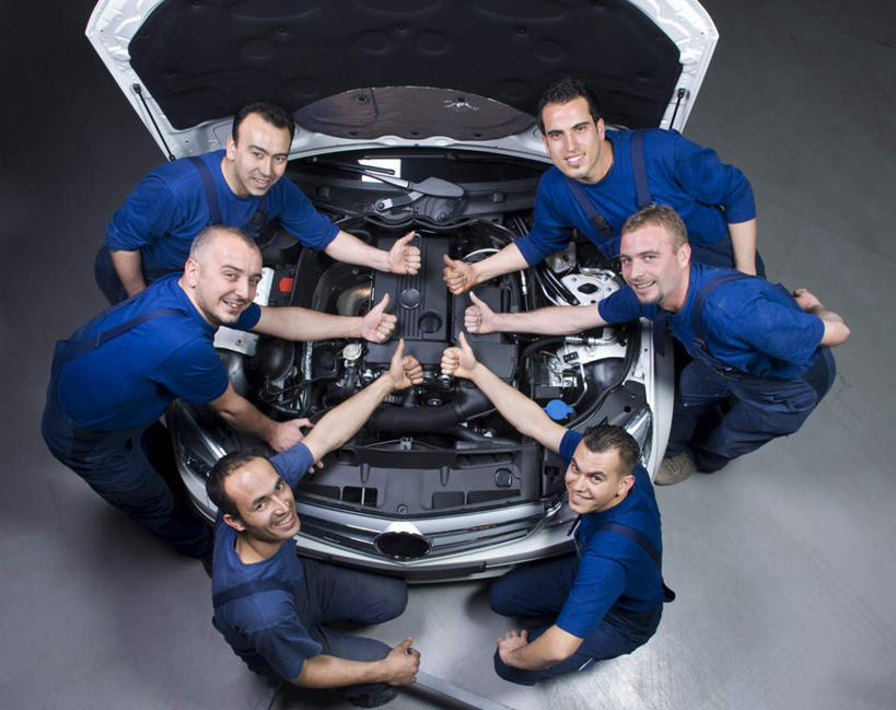 西方人,脸,头,鼻子,嘴,耳朵,脸颊,眉毛,睫毛,站,笑,微笑,露齿笑,横图,俯视,室内,白天,工作服,汽车,欧洲,欧洲人,瞳孔,阴影,反射,测量,影子,许多人,注视,车,交通工具,轿车,观察,看,手势,站着,一群人,竖,眼部,观看,修理,翘,察看,食指,关注,载具,尺寸,丈量,数量,男人,男性,年轻男性,白种人,大拇指,头部,鼻,鼻孔,耳,耳部,睫,口,口腔,脸部,脸蛋,眉,面部,眼,眼睫毛,眼眉,嘴巴,嘴唇,站立,彩图,高角度拍摄,全身,眼眉毛