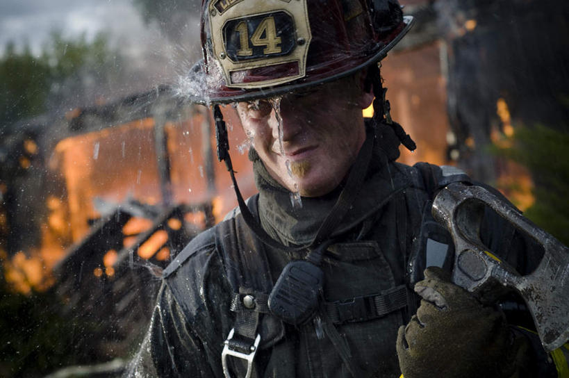 西方人,一个人,消防员,站,横图,室外,特写,白天,正面,制服,热情,火,欧洲,欧洲人,仅一个男性,仅一个人,朦胧,模糊,火焰,燃烧,仅一个年轻男性,站着,男人,男性,年轻男性,白种人,救火员,站立,半身,彩图