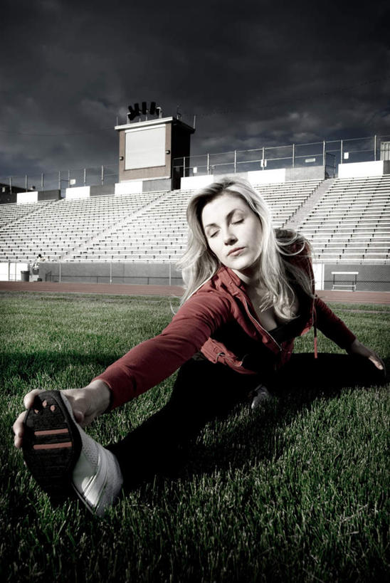 西方人,一个人,坐,竖图,室外,白天,正面,锻炼,旅游,度假,瑜伽,运动,草地,草坪,美景,植物,欧洲,欧洲人,仅一个年轻女性,仅一个女性,仅一个人,握,服装,景观,注视,休闲装,娱乐,草,衣服,红色,绿色,自然,观察,看,享受,休闲,休闲服,景色,放松,伸腿,握着,养生,服饰,观看,察看,关注,自然风光,体育,年轻女性,女人,女性,白种人,坐着,半身,彩图,健身