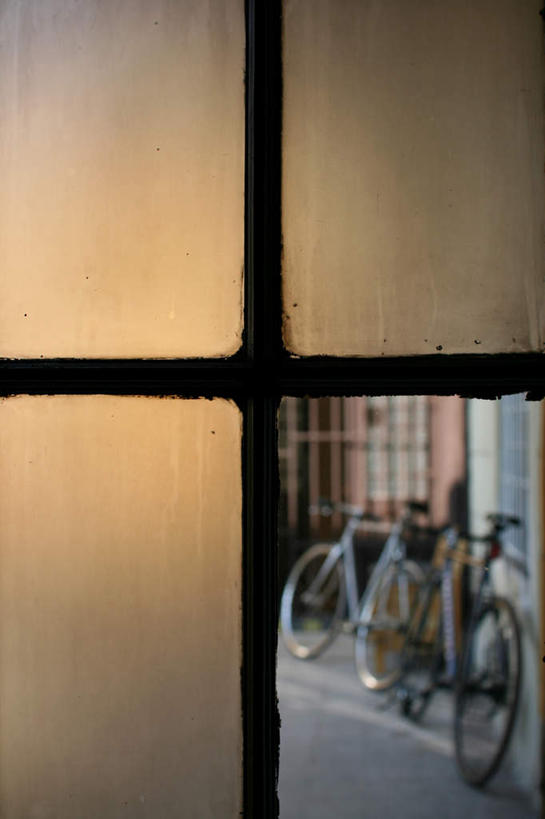 无人,竖图,室外,白天,正面,窗户,道路,路,自行车,玻璃,一辆,节日,木制,十字架,小路,交通,破坏,文化,破损,玻璃窗,车,脚踏车,玻璃制品,木制品,交通工具,祈祷,健康,许愿,宗教,停放,信仰,纪念,祈求,损坏,窗框,载具,平安,彩图