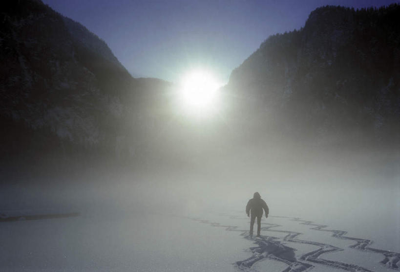 西方人,一个人,走,横图,室外,白天,光晕,山,雪,雪山,大雪,欧洲,欧洲人,仅一个男性,仅一个人,光线,圆形,冰,积雪,山峰,雪景,冬季,冬天,山峦,背光,仅一个年轻男性,背面,蓝色,蓝天,天空,阳光,天,寒冷,晴朗,气象,冰冷,环形,逆光,万里无云,严寒,日晕,太阳光晕,冰凉,酷寒,凛冽,凛凛,极冷,男人,男性,年轻男性,白种人,晴空,晴空万里,步行,散步,走路,彩图,全身