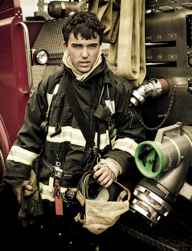 西方人,一个人,消防员,家,站,竖图,室外,白天,正面,工作服,制服,欧洲,欧洲人,仅一个男性,仅一个人,房屋,屋子,注视,楼房,住宅,仅一个年轻男性,观察,看,站着,呼吸器,观看,察看,关注,工作制服,男人,男性,年轻男性,白种人,救火员,站立,半身,彩图,工作套服,房子