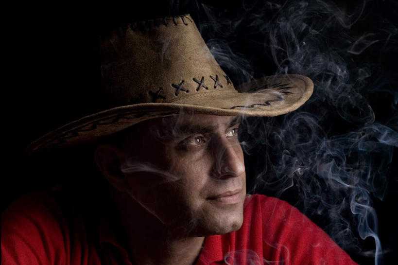 西方人,一个人,横图,室内,白天,正面,帽子,欧洲,欧洲人,仅一个男性,仅一个人,仅一个中年男性,盘绕,黑色背景,服装,环绕,围绕,环抱,休闲装,衣服,休闲,休闲服,牛仔帽,烟,摄影,服饰,影棚,缭绕,男人,男性,中年男性,白种人,半身,彩图,影棚拍摄,拍摄