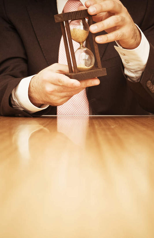 西方人,一个人,商务人士,商务男性,坐,竖图,室内,白天,正面,衬衫,桌面,桌子,计时器,沙漏,欧洲,欧洲人,仅一个男性,仅一个人,握,套装,时间,木制,沙子,拿,计时,拿着,仅一个年轻男性,木制品,握着,定时器,准确,倾泻,倾注,精准,商务装,工薪阶层,泼洒,男人,男性,年轻男性,白种人,白领,上班族,坐着,半身,彩图,衬衣