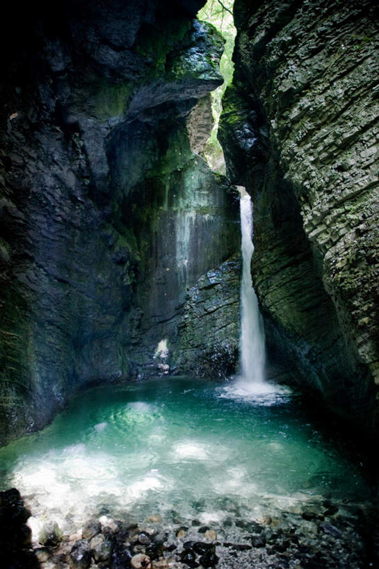 无人,竖图,室外,白天,正面,旅游,度假,石头,美景,瀑布,水,欧洲,斯洛文尼亚,阴影,飞溅,溅,光线,石子,液体,影子,景观,水滴,娱乐,水珠,阳光,自然,享受,休闲,景色,放松,喷洒,自然风光,中欧,斯洛文尼亚共和国,跌水,石块,岩石,彩图