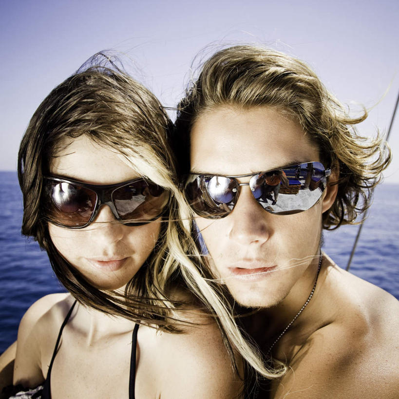 西方人,两个人,方图,室外,特写,白天,正面,旅游,度假,美景,欧洲,欧洲人,戴,墨镜,眼镜,景观,水平线,辽阔,海平线,注视,娱乐,自然,太阳镜,太阳眼镜,观察,看,靠,靠着,亲昵,倚靠,享受,休闲,广阔,遮阳镜,景色,放松,亲密,亲热,观看,一望无际,戴着,察看,倚着,关注,自然风光,亲切,密切,无边无际,一马平川,尤物,年轻女性,女人,女性,白种人,半身,彩图,水天相接,水天一线,佳丽,丽人,美人