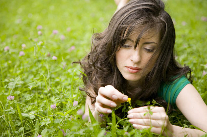 西方人,一个人,横图,室外,白天,正面,旅游,度假,草地,草坪,美景,植物,欧洲,欧洲人,仅一个年轻女性,仅一个女性,仅一个人,服装,景观,注视,休闲装,娱乐,草,衣服,绿色,自然,观察,看,趴着,摘,享受,休闲,休闲服,景色,放松,服饰,观看,察看,关注,自然风光,尤物,年轻女性,女人,女性,白种人,趴,半身,彩图,佳丽,丽人,美人