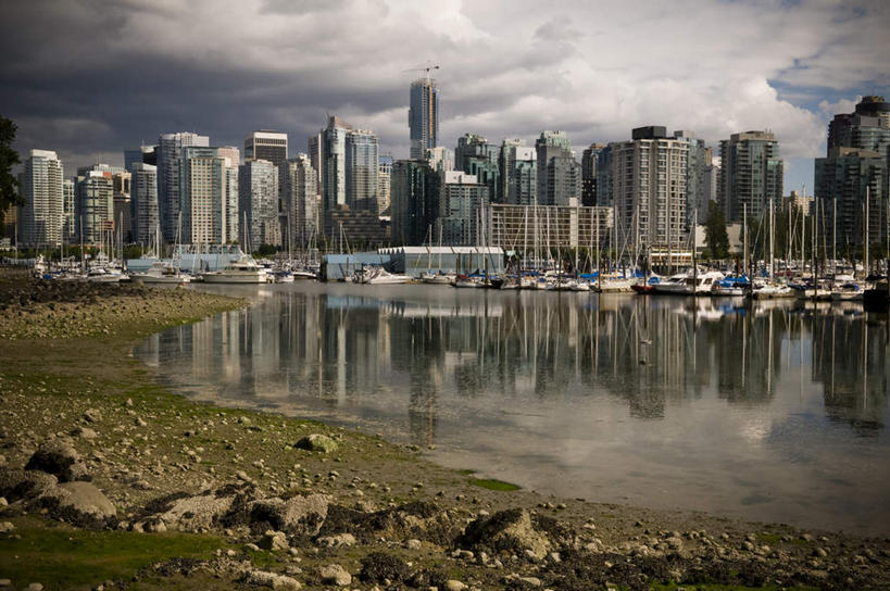 无人,高楼大厦,横图,室外,白天,正面,河流,石头,美景,水,城市风光,城市,大厦,建筑,摩天大楼,石子,河水,景观,水流,云,云朵,云彩,建设,蓝色,白云,倒影,蓝天,天空,天,景色,晴朗,倒映,反照,史坦利公园,石块,岩石,晴空,彩图,大楼,高层建筑,高楼,摩天楼