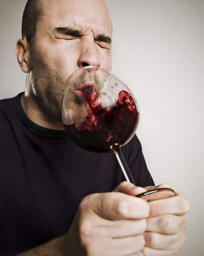 西方人,一个人,闭眼,竖图,室内,白天,侧面,杯子,欧洲,欧洲人,仅一个男性,仅一个人,仅一个中年男性,握,灰色背景,服装,高脚杯,红酒杯,拿,拿着,休闲装,玻璃制品,一只,衣服,酒杯,休闲,休闲服,握着,摄影,服饰,影棚,饮酒,男人,男性,中年男性,白种人,玻璃杯,闭眼睛,闭着眼,闭着眼睛,半身,彩图,影棚拍摄,拍摄