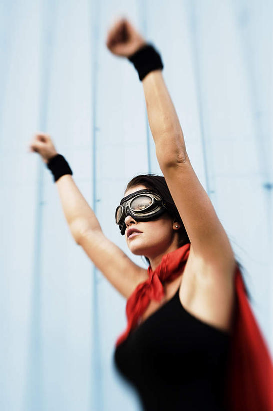 西方人,一个人,站,举,伸展双臂,竖图,室外,白天,仰视,安全,欧洲,欧洲人,仅一个年轻女性,仅一个女性,仅一个人,一副,眼镜,护腕,防护,注视,红色,黑色,观察,看,托,站着,两只,一件,观看,护目镜,保护,正义,察看,关注,保险,超人,斗篷,保全,周全,安稳,安定,安全防护眼镜,超级英雄,英雄,超能力,公理,大氅,豪杰,好汉,平安,年轻女性,女人,女性,白种人,敞开双臂,举起,举手,举着,伸开双臂,向上举,向上伸,向上托,展开双肩,站立,张开手臂,张开双臂,半身,彩图,低角度拍摄,防护眼镜