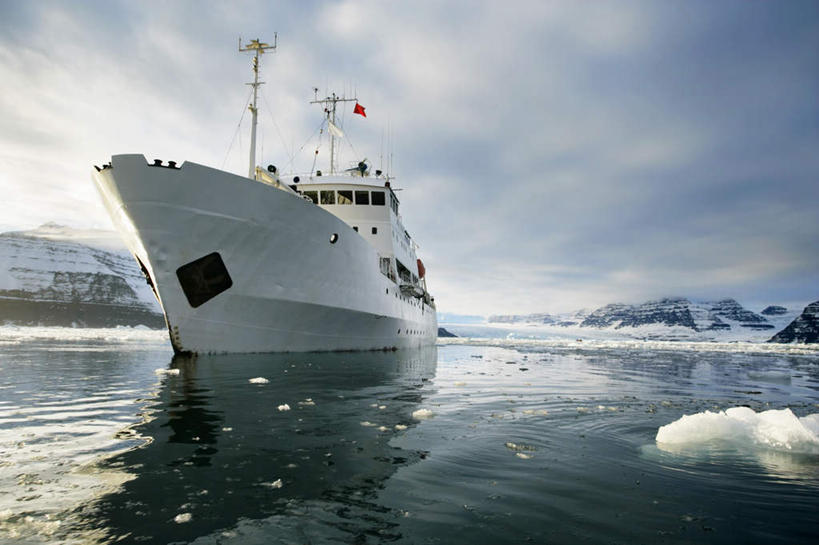无人,横图,室外,白天,仰视,旅游,度假,北极,河流,美景,山,水,雪,雪山,大雪,轮船,船,一艘,冰,河水,积雪,景观,山峰,水流,雪景,云,云朵,冬季,冬天,山峦,云彩,娱乐,蓝色,白云,蓝天,天空,自然,交通工具,天,享受,休闲,景色,放松,寒冷,晴朗,冰冷,自然风光,载具,严寒,冰凉,酷寒,凛冽,凛凛,极冷,北极地区,北极区,北极圈,晴空,彩图,低角度拍摄