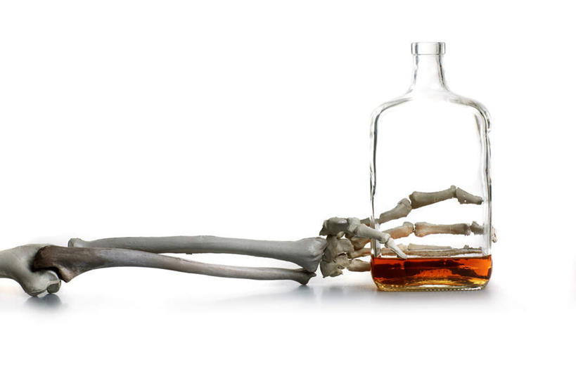 手,骨骼,无人,横图,室内,白天,白色背景,正面,握,罐子,液体,骨头,拿,拿着,玻璃制品,一只,红色,玻璃瓶,瓶子,手部,酗酒,握着,摄影,影棚,死亡,骨架,上瘾,殒命,灭亡,半身,彩图,影棚拍摄,拍摄