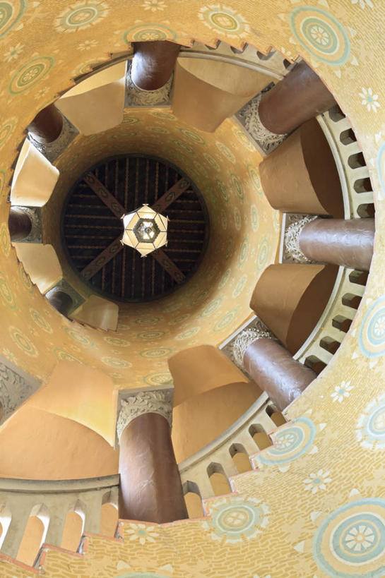 无人,栏杆,竖图,室内,白天,仰视,楼梯,照明,结构,扶手,柱子,阶梯,灯光,构造,护栏,顶灯,石柱,台阶,灯,灯具,金色,照亮,富贵,照明设备,布局,忠诚,富丽,名誉,荣华,彩图,低角度拍摄