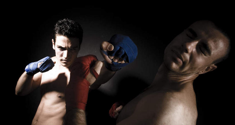 西方人,脸,头,眼睛,鼻子,嘴,耳朵,脸颊,眉毛,睫毛,两个人,拳击手,横图,室内,特写,白天,正面,锻炼,比赛,运动,拳击,欧洲,欧洲人,瞳孔,决斗,阴影,反射,影子,注视,裸露,观察,看,眼部,观看,察看,关注,裸,体育,男人,男性,年轻男性,白种人,头部,鼻,鼻孔,耳,耳部,睫,口,口腔,脸部,脸蛋,眉,面部,眼,眼睫毛,眼眉,嘴巴,嘴唇,拳击家,拳击运动员,半身,彩图,健身,眼眉毛