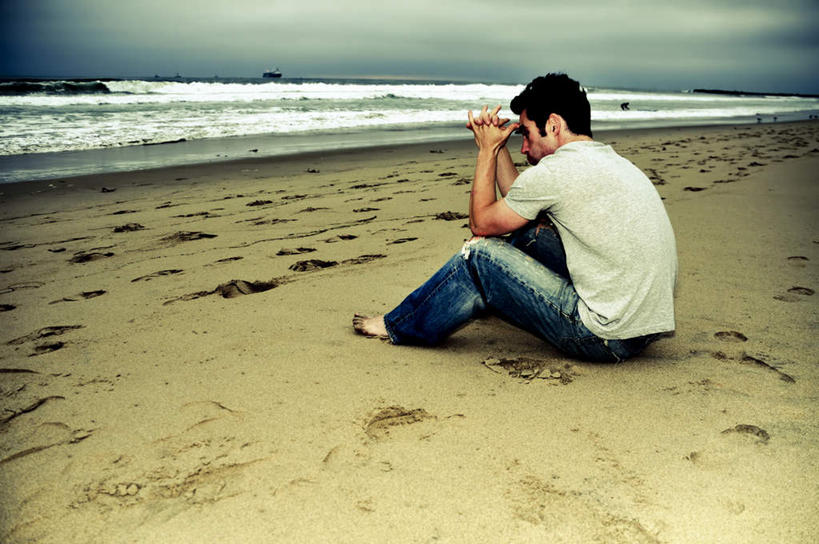 西方人,一个人,坐,双手交叉,横图,室外,白天,侧面,海浪,海洋,沙滩,欧洲,欧洲人,仅一个男性,仅一个人,脚印,服装,沙子,海岸,浪花,水平线,云,云朵,辽阔,海平线,沙地,云彩,注视,休闲装,仅一个年轻男性,衣服,蓝色,白云,蓝天,天空,海水,天,观察,看,休闲,广阔,休闲服,服饰,晴朗,观看,一望无际,足迹,察看,关注,海景,无边无际,一马平川,萍踪,男人,男性,年轻男性,白种人,大海,风浪,海,海水的波动,海滩,近岸浪,涌浪,晴空,十字手,坐着,彩图,全身,水天相接,水天一线