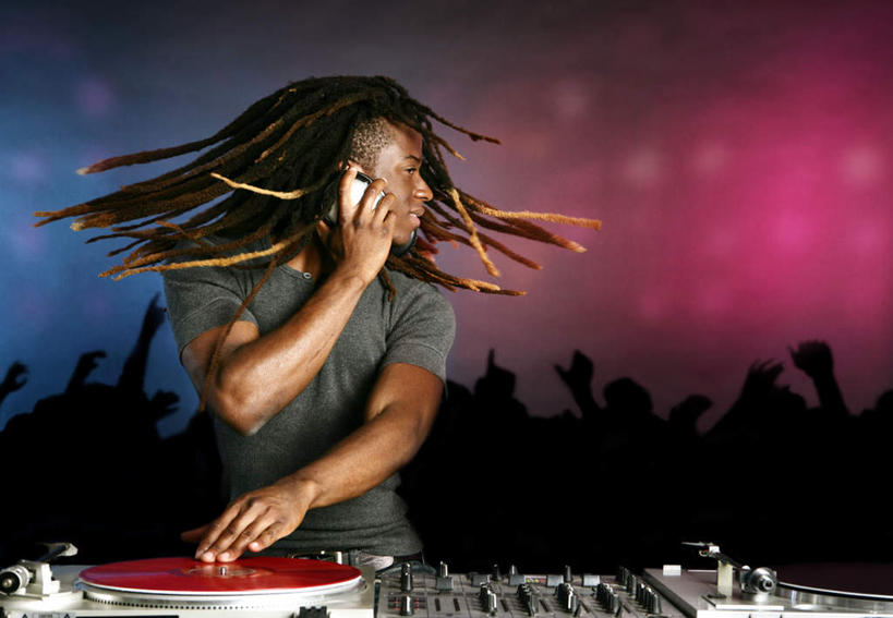 西方人,一个人,站,横图,室内,白天,正面,欧洲,非洲,黑人,欧洲人,仅一个男性,仅一个人,握,阴影,服装,朦胧,模糊,光线,影子,灯光,唱片,拿,拿着,扭头,注视,休闲装,仅一个年轻男性,衣服,观察,看,站着,转头,休闲,休闲服,握着,服饰,观看,操纵,察看,操作,关注,打碟机,驾驭,利用,把持,支配,甩动,按键,男人,男性,年轻男性,非洲人,站立,半身,彩图,甩