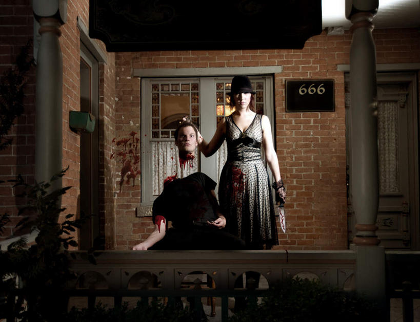 西方人,两个人,家,栏杆,站,横图,室外,白天,正面,裙子,竞争,植物,窗户,门,帽子,欧洲,欧洲人,对抗,握,连衣裙,冲突,标志,数字,文字,字符,房屋,墙,屋子,围栏,刀具,门牌,拿,拿着,注视,礼帽,破坏,标识,护栏,楼房,玻璃窗,墙壁,墙面,住宅,树,树木,绿色,自然,门框,刀,观察,看,站着,武器,战争,握着,阿拉伯数字,生长,成长,观看,怪异,损坏,察看,攻击,威胁,对立,关注,矛盾,兵器,防御,敌对,挫败,斗争,抗拒,抗衡,凶器,杀伤,威慑,独特,危险,男人,男性,年轻男性,年轻女性,女人,女性,白种人,站立,半身,彩图,房子,匕首