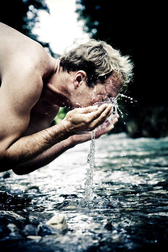 西方人,一个人,捧,摸,竖图,室外,白天,侧面,河流,水,欧洲,欧洲人,仅一个男性,仅一个人,抚摸,阴影,波纹,飞溅,朦胧,模糊,溅,光线,液体,影子,河水,水滴,水流,涟漪,洗脸,裸露,水珠,仅一个年轻男性,水纹,阳光,波浪,趴着,喷洒,裸,水晕,男人,男性,年轻男性,白种人,触摸,端,端着,接触,趴,捧着,手捧,半身,彩图