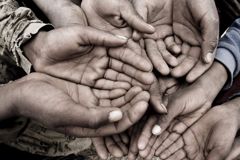 西方人,手,横图,俯视,室外,白天,欧洲,非洲,黑人,欧洲人,许多人,拾荒者,一群人,手部,乞丐,贫困,贫穷,乞讨,困难,可怜,叫花子,叫化子,贫苦,穷苦,清苦,清贫,男人,男性,年轻男性,年轻女性,女人,女性,非洲人,半身,彩图,高角度拍摄