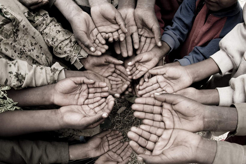 西方人,手,横图,俯视,室外,白天,欧洲,非洲,黑人,欧洲人,许多人,拾荒者,一群人,手部,乞丐,贫困,贫穷,乞讨,困难,可怜,叫花子,叫化子,贫苦,穷苦,清苦,清贫,男人,男性,年轻男性,年轻女性,女人,女性,非洲人,半身,彩图,高角度拍摄