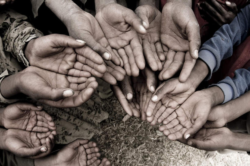 西方人,手,横图,俯视,室外,白天,欧洲,非洲,黑人,欧洲人,许多人,拾荒者,一群人,手部,乞丐,贫困,贫穷,乞讨,困难,可怜,叫花子,叫化子,贫苦,穷苦,清苦,清贫,男人,男性,年轻男性,年轻女性,女人,女性,非洲人,半身,彩图,高角度拍摄