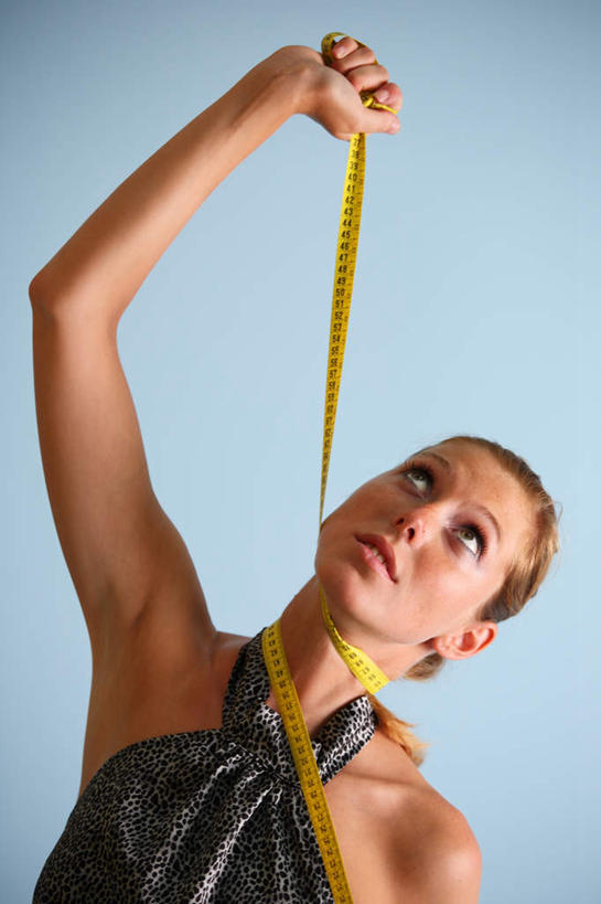 西方人,一个人,站,举,竖图,室内,白天,正面,装修,建筑,欧洲,欧洲人,仅一个年轻女性,仅一个女性,仅一个人,蓝色背景,测量,皮尺,刻度,一个,尺,软尺,托,站着,摄影,影棚,单个,测量工具,尺子,自杀,量具,量仪,塑料卷尺,自尽,纤维尺,纤维圆尺,圆尺,年轻女性,女人,女性,白种人,举起,举手,举着,抬头,向上举,向上伸,向上托,仰头,站立,半身,彩图,影棚拍摄,拍摄