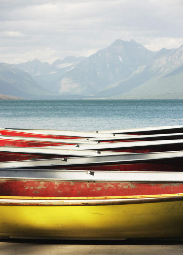 无人,竖图,室外,白天,正面,旅游,度假,海浪,海洋,美景,船,一排,阴影,整齐,光线,影子,景观,浪花,水平线,云,云朵,辽阔,木船,海平线,云彩,娱乐,排列,蓝色,白云,蓝天,天空,阳光,自然,海水,交通工具,天,享受,休闲,广阔,景色,放松,晴朗,一望无际,舟,队列,自然风光,载具,三艘,海景,无边无际,一马平川,大海,风浪,海,海水的波动,近岸浪,涌浪,晴空,彩图,水天相接,水天一线